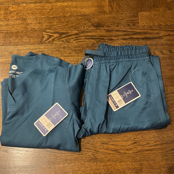 Medi Chic Scrub Set - Picture 1 of 1